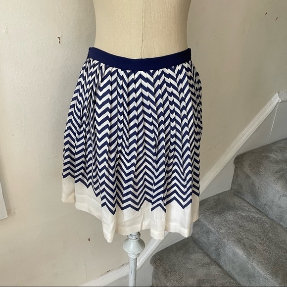 Joie Dark Navy Chevron Striped Silk Lined Short Joney Skirt EUC Sz S 1609-SK1062 - Picture 4 of 9